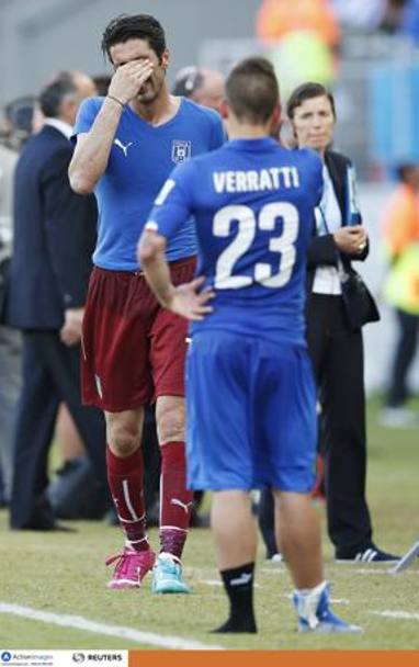 Azzurri in lacrime: Buffon e, di spalle, Verratti. Action Images